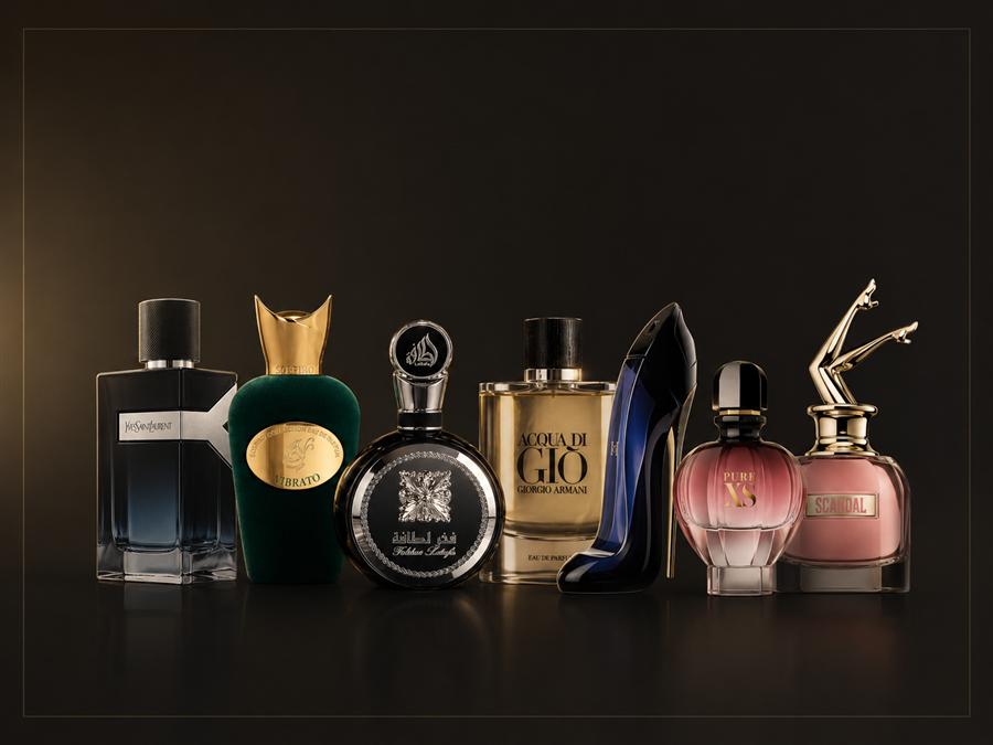 Seleção de perfumes premium JC em fundo escuro